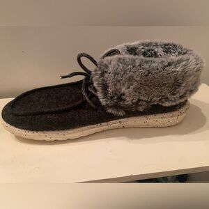 Hey Dude Women's Britt shoes in black with a faux fur Size 8